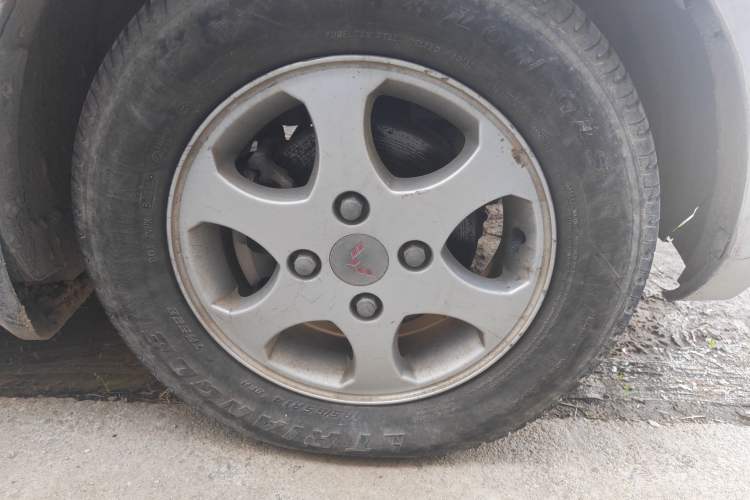 Used Wuling Hongguang 2010 1.4L Standard Version Right Front Wheel Hub