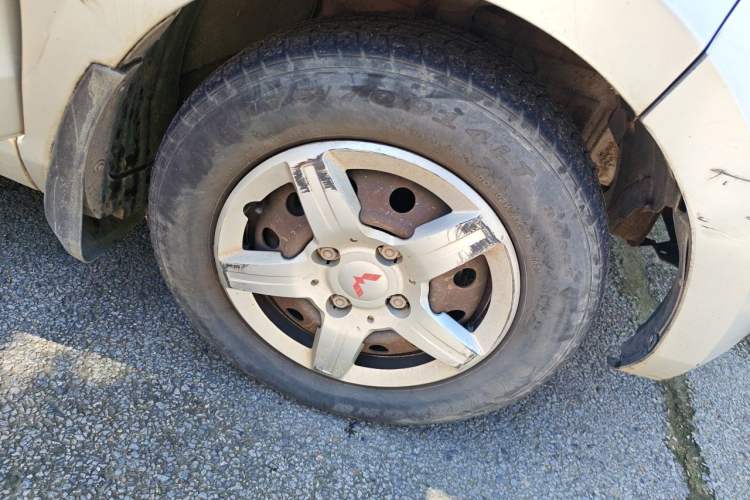 Used Wuling Hongguang 2010 1.2L Base Version China IV Standard Right Front Wheel Hub