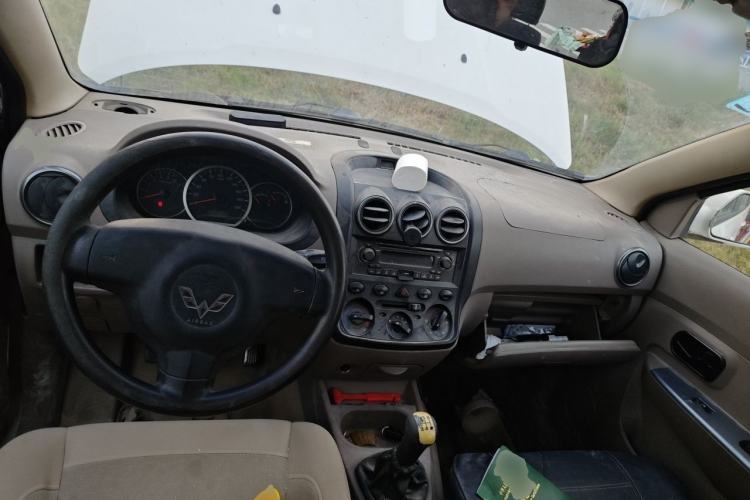 Used Wuling Hongguang 2010 1.2L Practical Version China IV Center Console