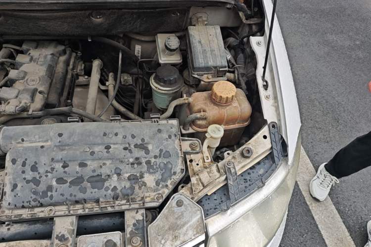 Used Wuling Hongguang 2010 1.4L Luxury Model Engine Bay Left