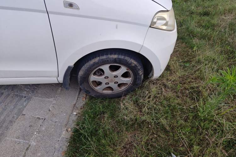 Used Wuling Hongguang 2010 1.2L Practical Version China IV Right Front Wheel Hub