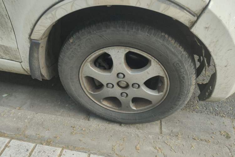 Used Wuling Hongguang 2010 1.2L Comfort Edition China IV Right Front Wheel Hub