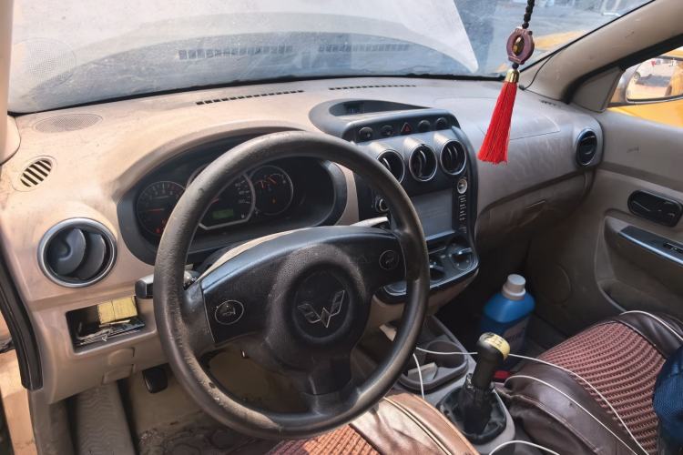 Used Wuling Hongguang 2010 1.2L Standard Version China IV Center Console
