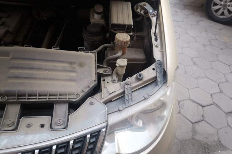Used Wuling Hongguang 2010 1.4L Luxury Model Engine Bay Left