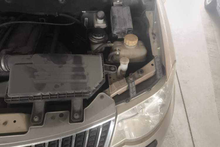 Used Wuling Hongguang 2010 1.2L Comfort Edition China IV Engine Bay Left