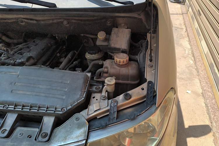 Used Wuling Hongguang 2010 1.4L Luxury Model Engine Bay Left