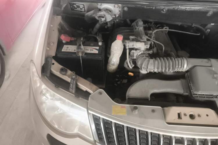 Used Wuling Hongguang 2010 1.2L Comfort Edition China IV Engine Bay Right