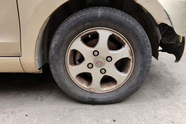 Used Wuling Hongguang 2010 1.4L Luxury Model Right Front Wheel Hub