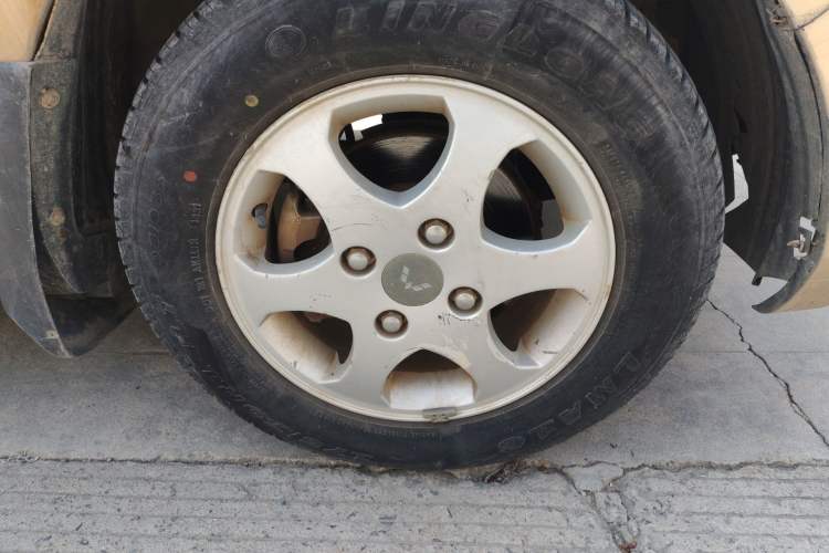 Used Wuling Hongguang 2010 1.2L Base Version China IV Standard Right Front Wheel Hub