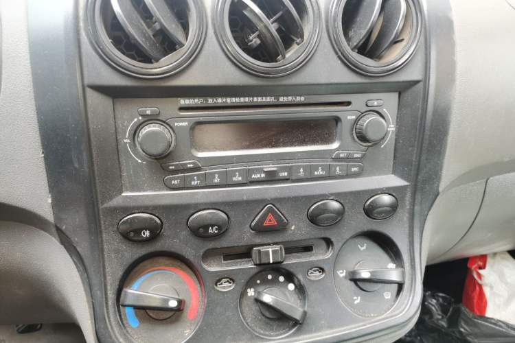 Used Wuling Hongguang 2013 1.2L S Comfort Model China IV Standard Audio And AC Panel