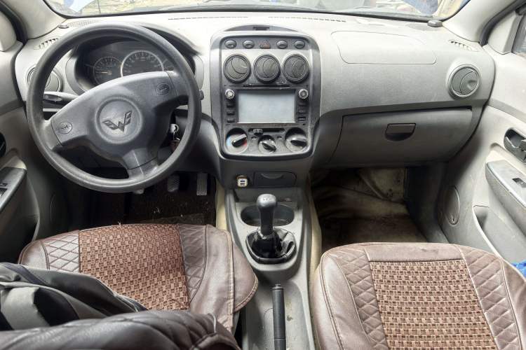Used Wuling Hongguang 2013 1.2L S Comfort Model China IV Standard Center Console