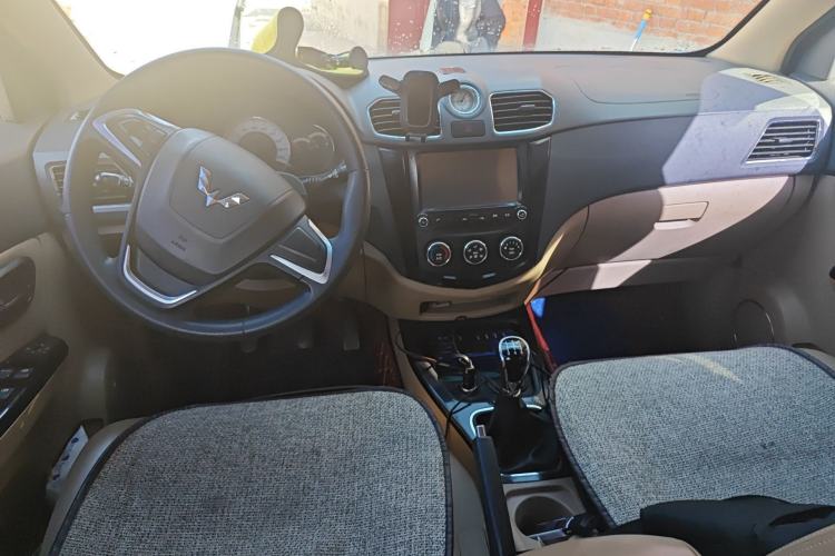 Used Wuling Hongguang 2013 1.5L S Luxury Model Center Console