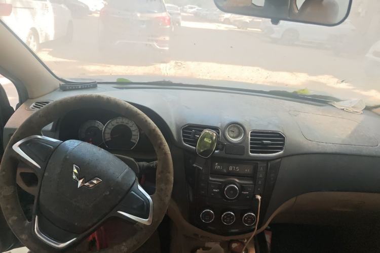 Used Wuling Hongguang 2013 1.5L S Comfort Model Center Console