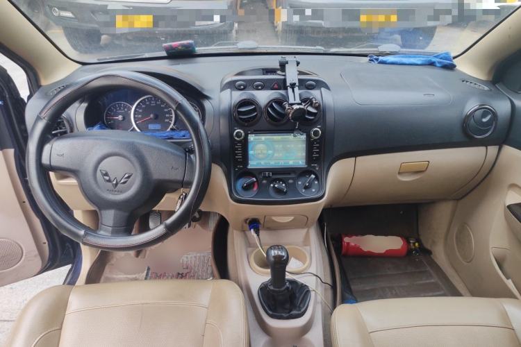 Used Wuling Hongguang 2013 1.5L S Luxury Model Center Console