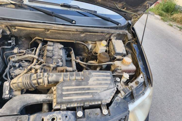 Used Wuling Hongguang 2013 1.5L Standard Version Engine Bay Left