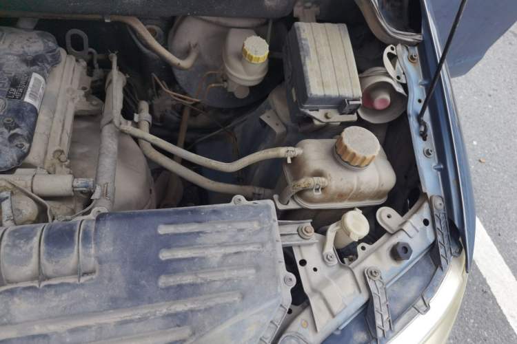 Used Wuling Hongguang 2013 1.5L Base Version Engine Bay Left