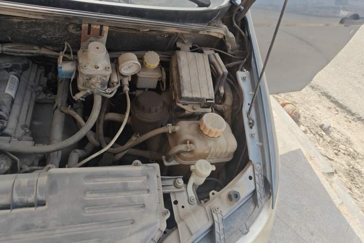 Used Wuling Hongguang 2013 1.5L Base Version Engine Bay Left