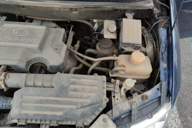 Used Wuling Hongguang 2013 1.5L Luxury Model Engine Bay Left