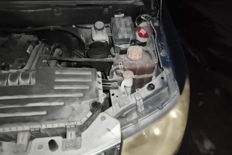 Used Wuling Hongguang 2013 1.5L Base Version Engine Bay Left