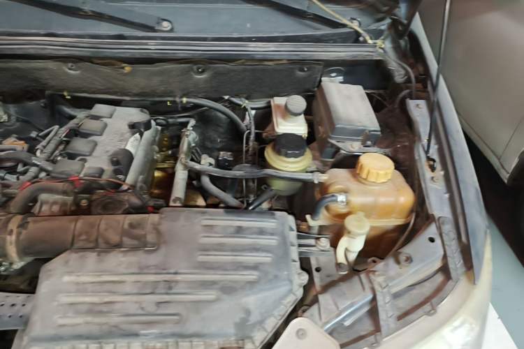 Used Wuling Hongguang 2013 1.5L Standard Version Engine Bay Left