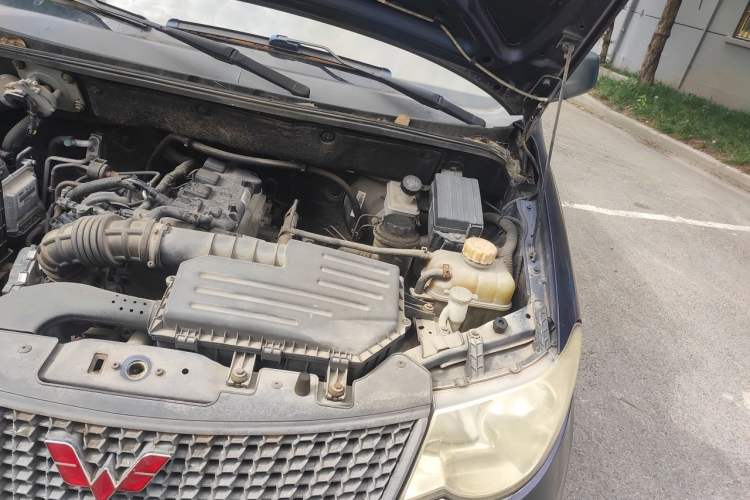 Used Wuling Hongguang 2013 1.5L Base Version Engine Bay Left