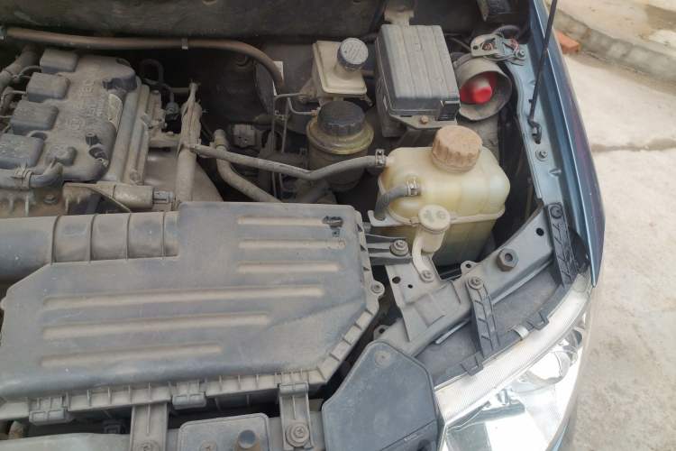 Used Wuling Hongguang 2013 1.5L Base Version Engine Bay Left
