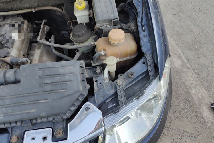 Used Wuling Hongguang 2013 1.5L Standard Version Engine Bay Left