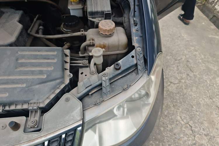 Used Wuling Hongguang 2013 1.5L Luxury Model Engine Bay Left