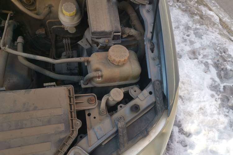 Used Wuling Hongguang 2013 1.5L Standard Version Engine Bay Left