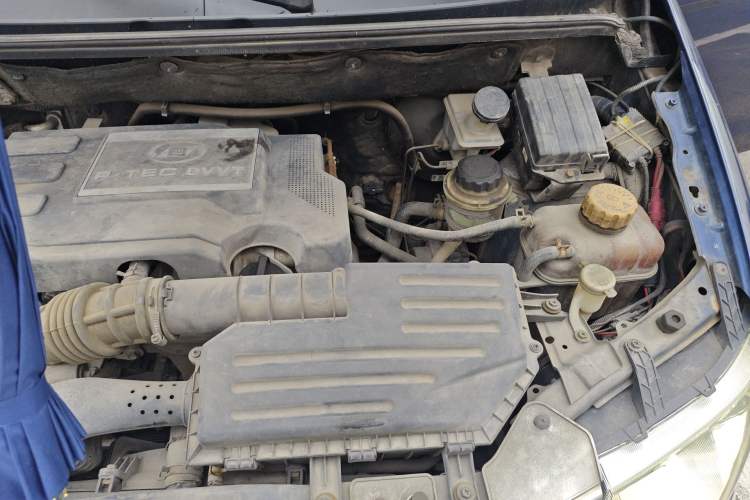 Used Wuling Hongguang 2013 1.5L Luxury Model Engine Bay Left