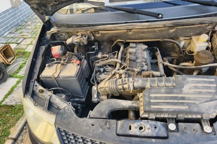 Used Wuling Hongguang 2013 1.5L Standard Version Engine Bay Right