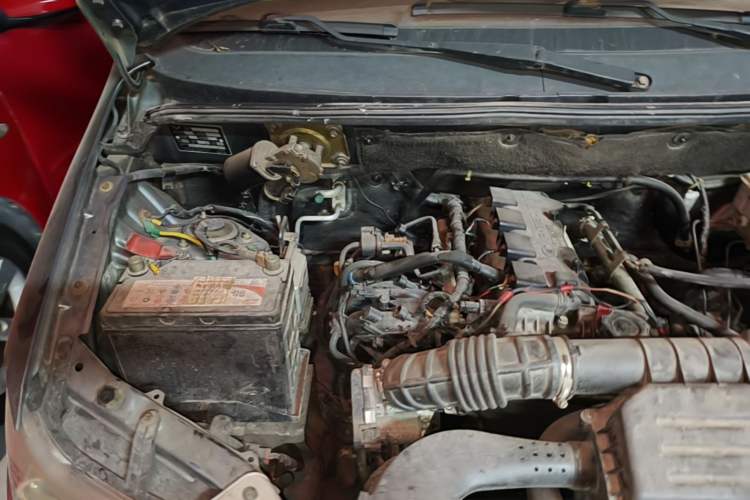 Used Wuling Hongguang 2013 1.5L Standard Version Engine Bay Right