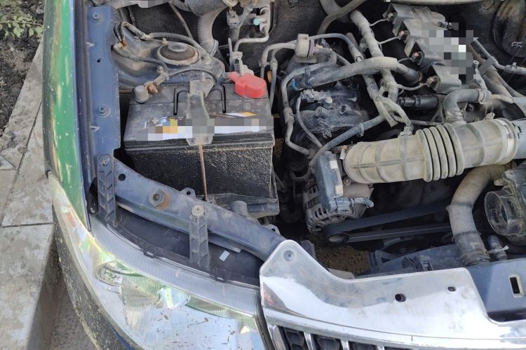 Used Wuling Hongguang 2013 1.5L Standard Version Engine Bay Right