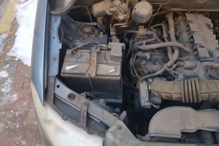 Used Wuling Hongguang 2013 1.5L Standard Version Engine Bay Right