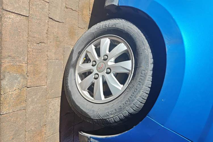 Used Wuling Hongguang 2013 1.5L S Luxury Model Right Front Wheel Hub