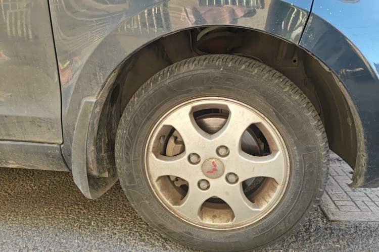 Used Wuling Hongguang 2013 1.5L Comfort Model Right Front Wheel Hub