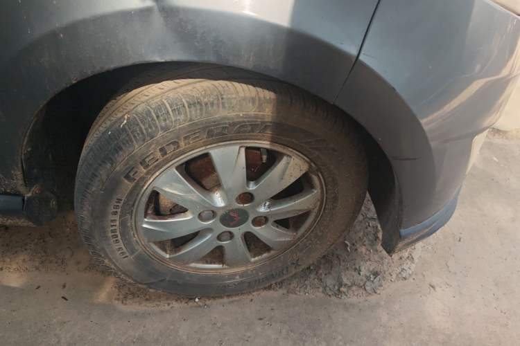 Used Wuling Hongguang 2013 1.5L S Comfort Model Right Front Wheel Hub