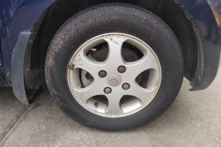 Used Wuling Hongguang 2013 1.5L S Luxury Model Right Front Wheel Hub
