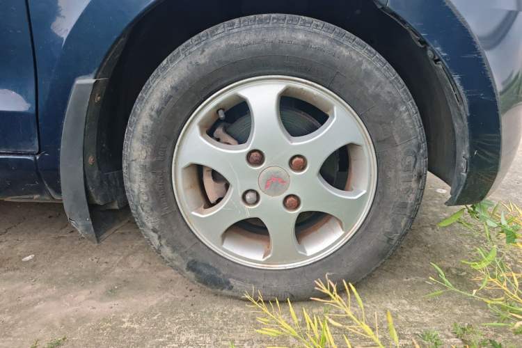 Used Wuling Hongguang 2013 1.5L Luxury Model Right Front Wheel Hub