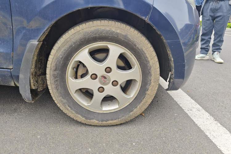 Used Wuling Hongguang 2013 1.5L Luxury Model Right Front Wheel Hub