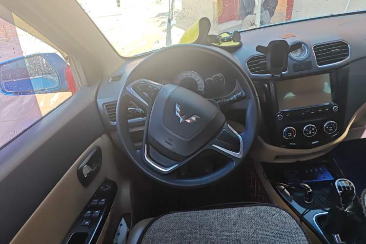 Used Wuling Hongguang 2013 1.5L S Luxury Model Steering Wheel