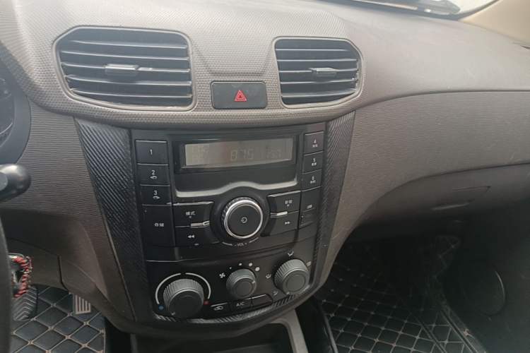Used Wuling Hongguang 2013 1.2L S Comfort Model China IV Standard Audio And AC Panel