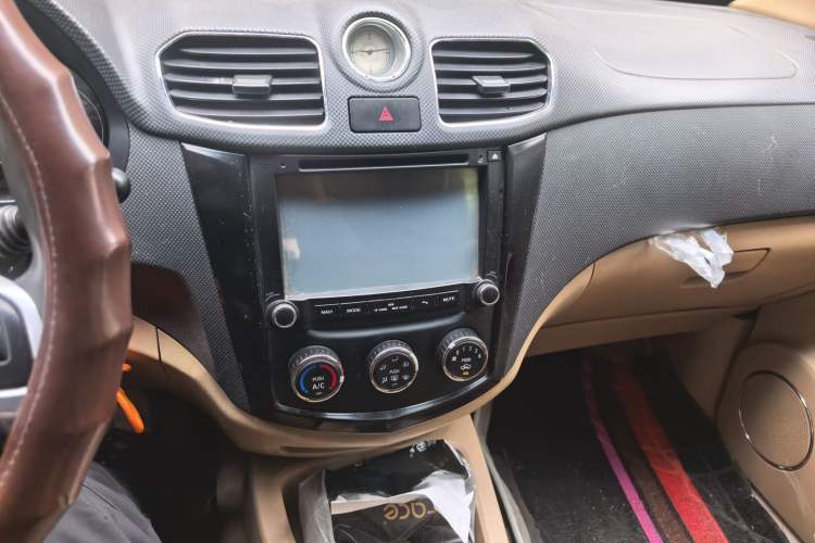 Used Wuling Hongguang 2013 1.5L S Comfort Model Audio And AC Panel