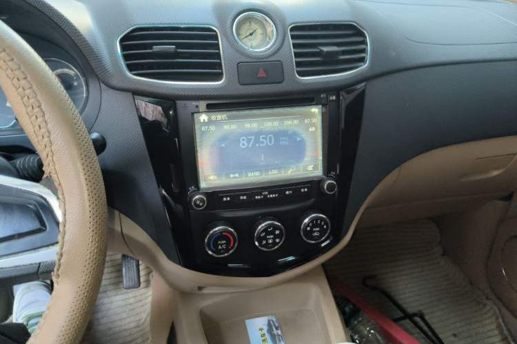 Used Wuling Hongguang 2013 1.2L S Comfort Model China IV Standard Audio And AC Panel