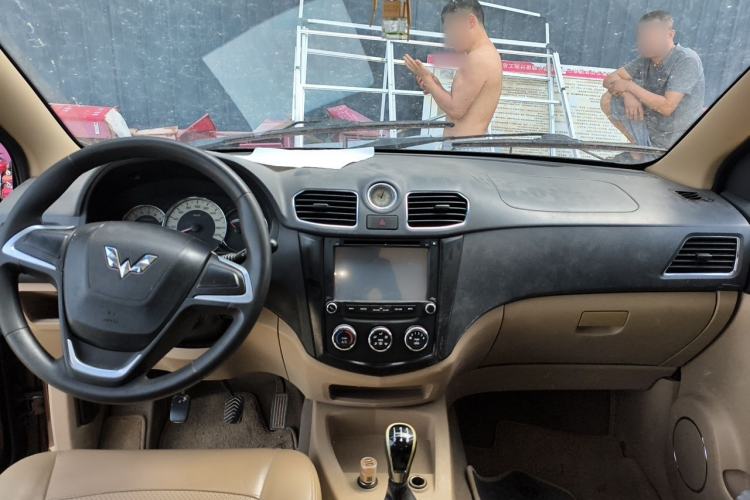 Used Wuling Hongguang 2013 1.5L S Comfort Model Center Console