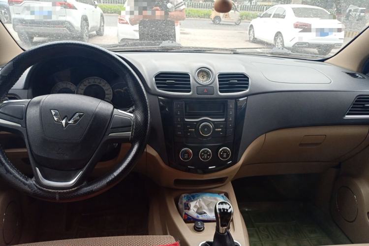 Used Wuling Hongguang 2013 1.5L S Comfort Model Center Console