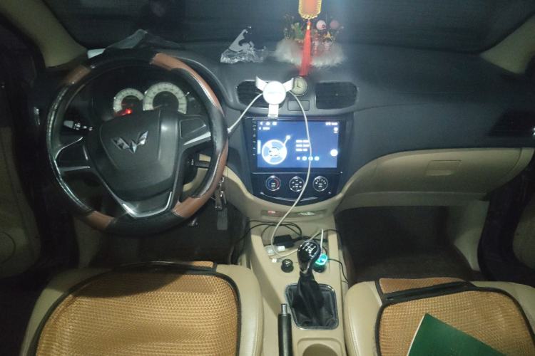 Used Wuling Hongguang 2013 1.5L S Comfort Model Center Console