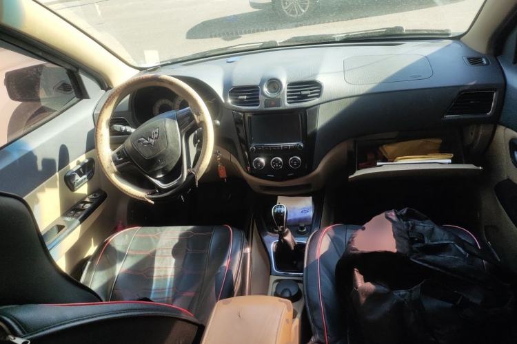 Used Wuling Hongguang 2013 1.5L S Luxury Model Center Console