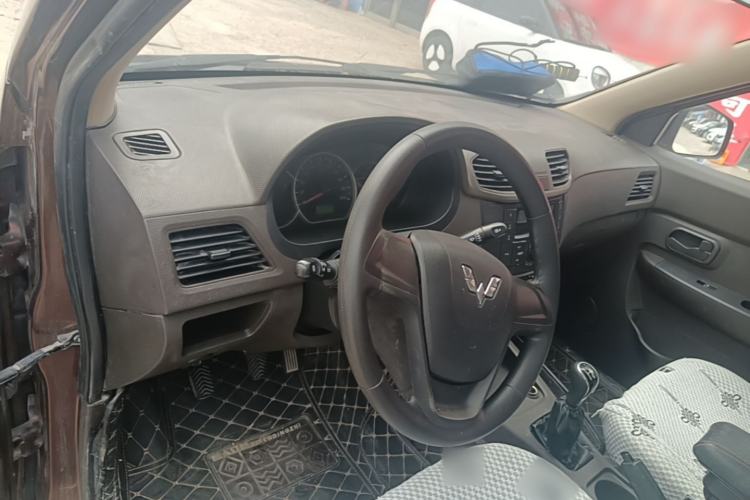 Used Wuling Hongguang 2013 1.2L S Comfort Model China IV Standard Center Console