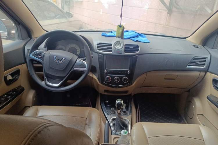 Used Wuling Hongguang 2013 1.5L S Comfort Model Center Console